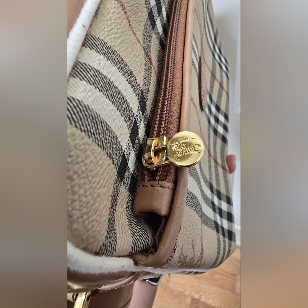 Burberry Multipocket Shoulder Bag 8 in x 10 in x 3.25 in. Bag Drop 18.5 in - Picture 10 of 17
